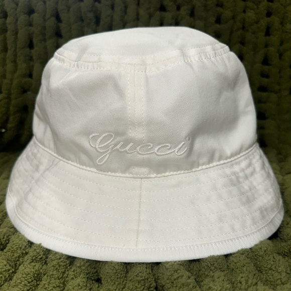 AUTHENTIC WHITE GUCCI BUCKET HAT SIZE LARGE - Picture 1 of 8